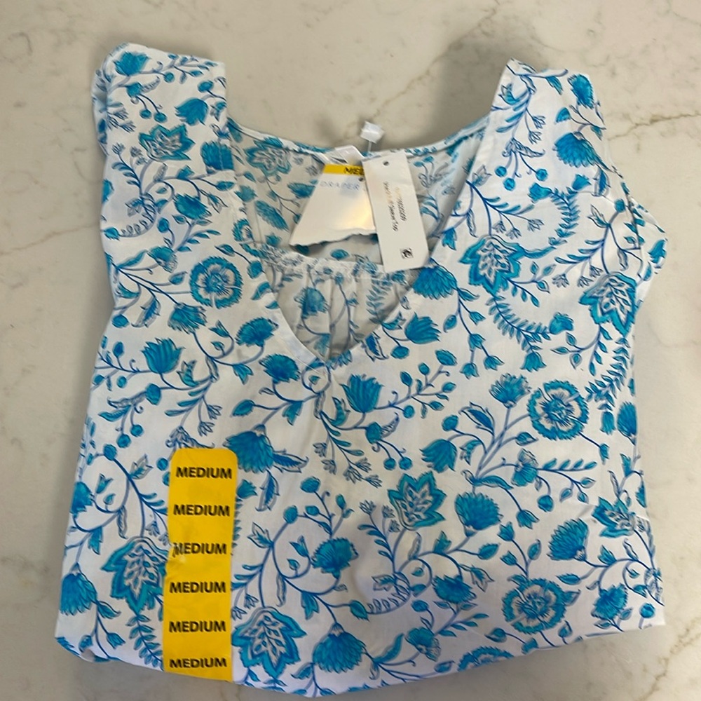 V neck puff sleeve top. Size medium.
